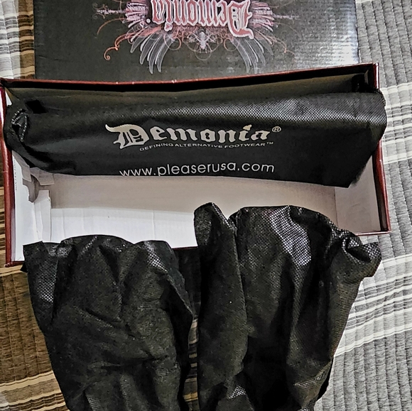 NWT Demonia Draco7/ BYVEl Size 6. - Picture 3 of 10
